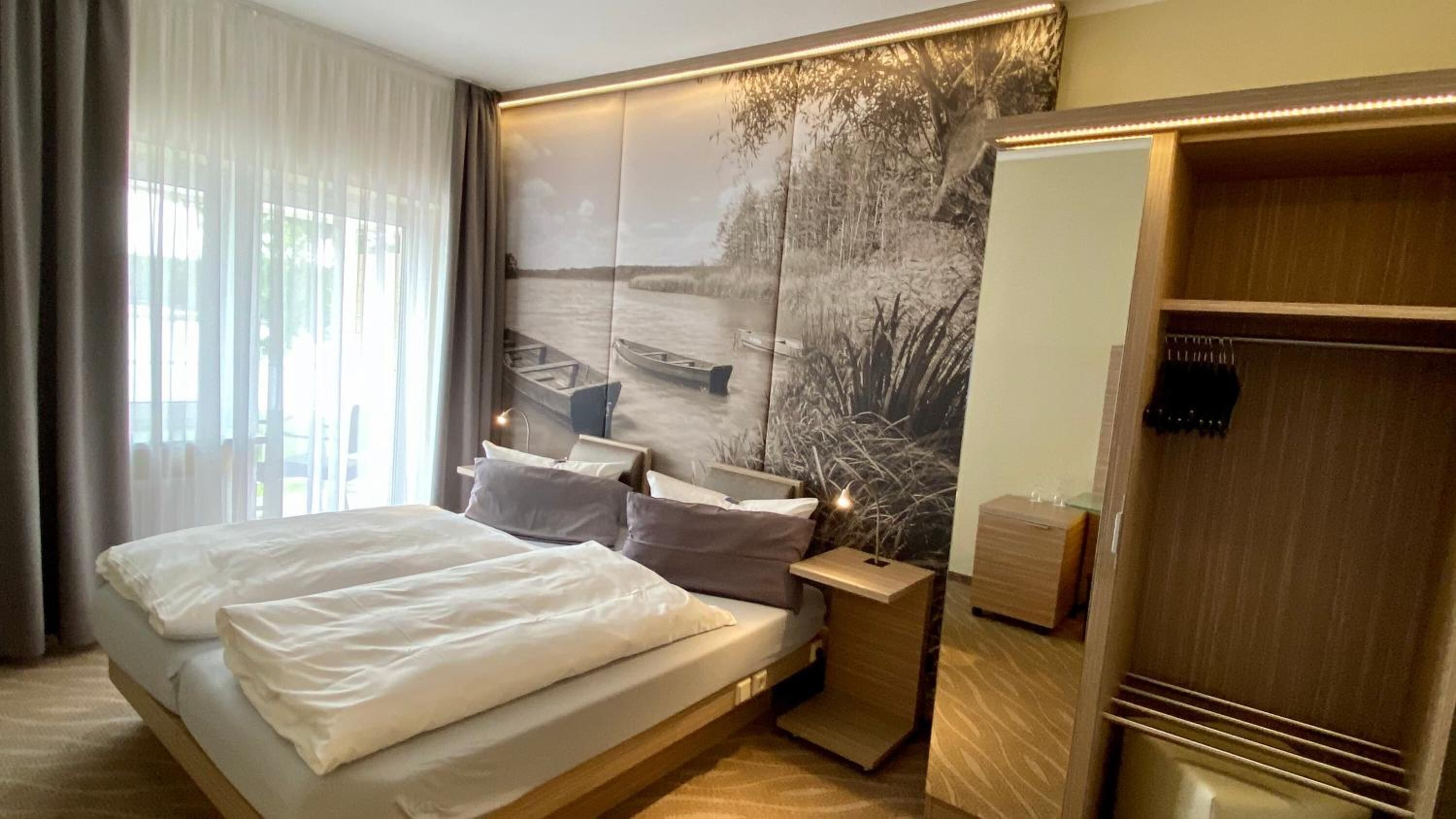 Minibar, Zimmersafe, Schreibtisch, Verdunkelungsvorhänge
