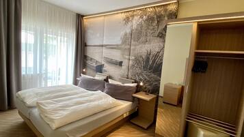 Minibar, Zimmersafe, Schreibtisch, Verdunkelungsvorhänge