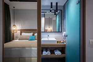 ห้องดับเบิล (Plus) | ห้องน้ำ | ฝักบัว, เรนชาวเวอร์, ไดร์เป่าผม, รองเท้าสวมภายในห้อง