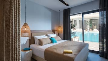 Superior Double Room (Swim Up) | In-room safe, individually furnished, desk, blackout drapes