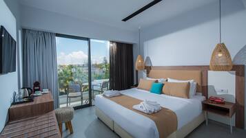 Habitación doble (Plus) | Caja de seguridad en la habitación, muebles diferentes y escritorio