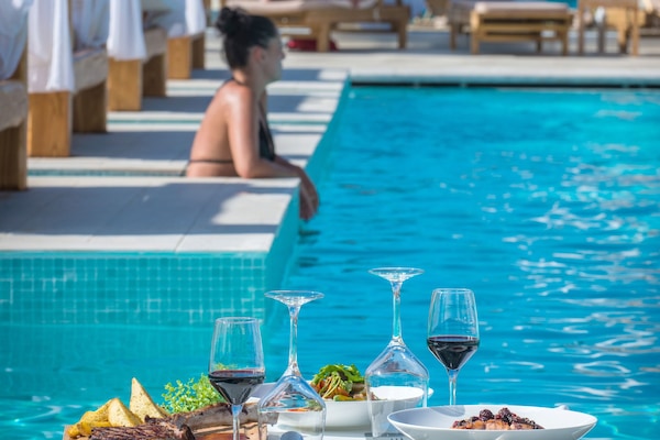 2 outdoor pools