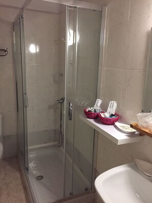 Douche, articles de toilette gratuits, sèche-cheveux, chaussons