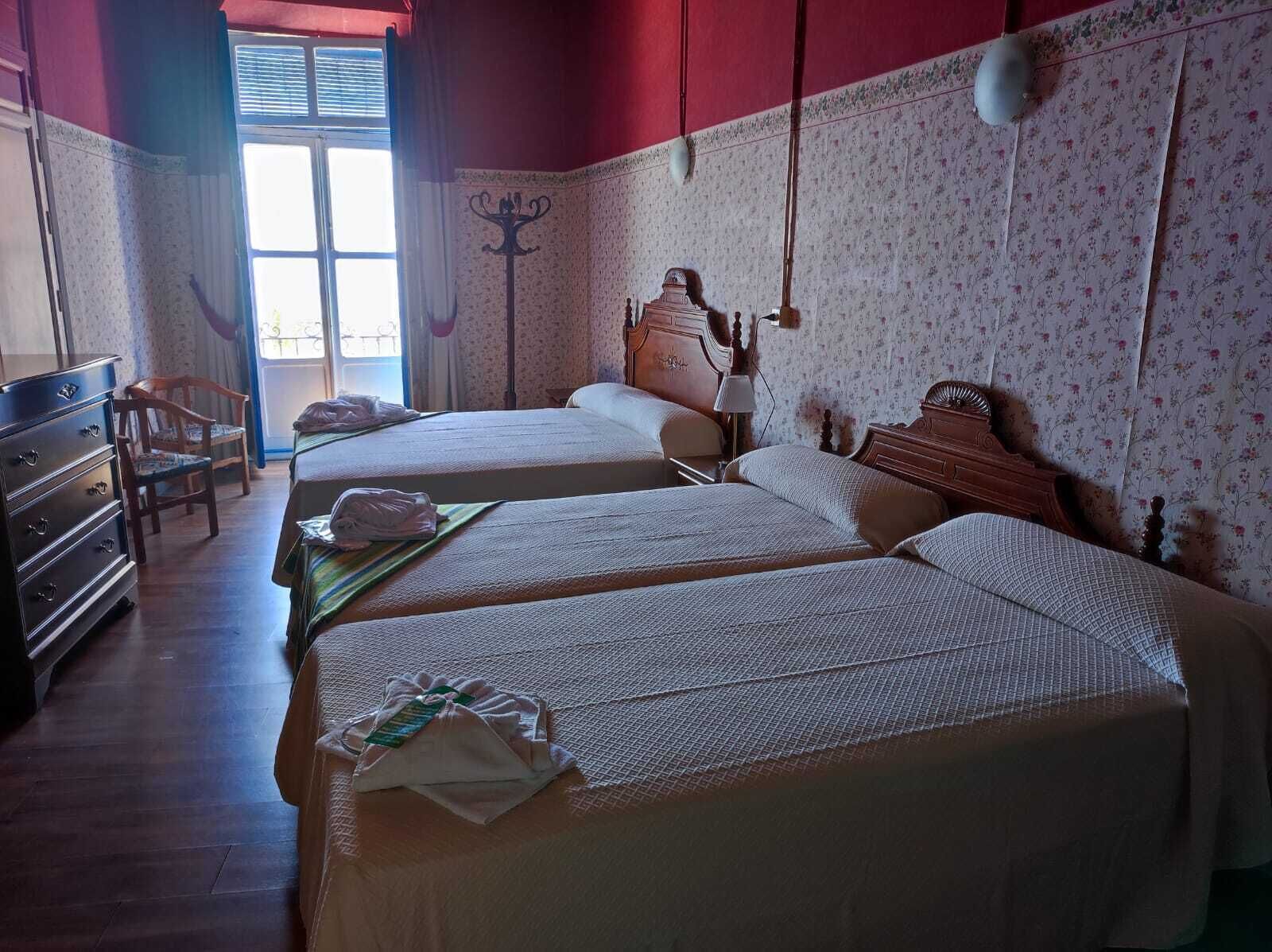 Standard-Vierbettzimmer | Daunenbettdecken, Schreibtisch, kostenloses WLAN, Bettwäsche