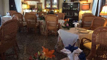 S'hi serveixen plats de cuina local