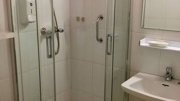 双床房 | 浴室 | 淋浴设施、免费洗浴用品、吹风机、拖鞋