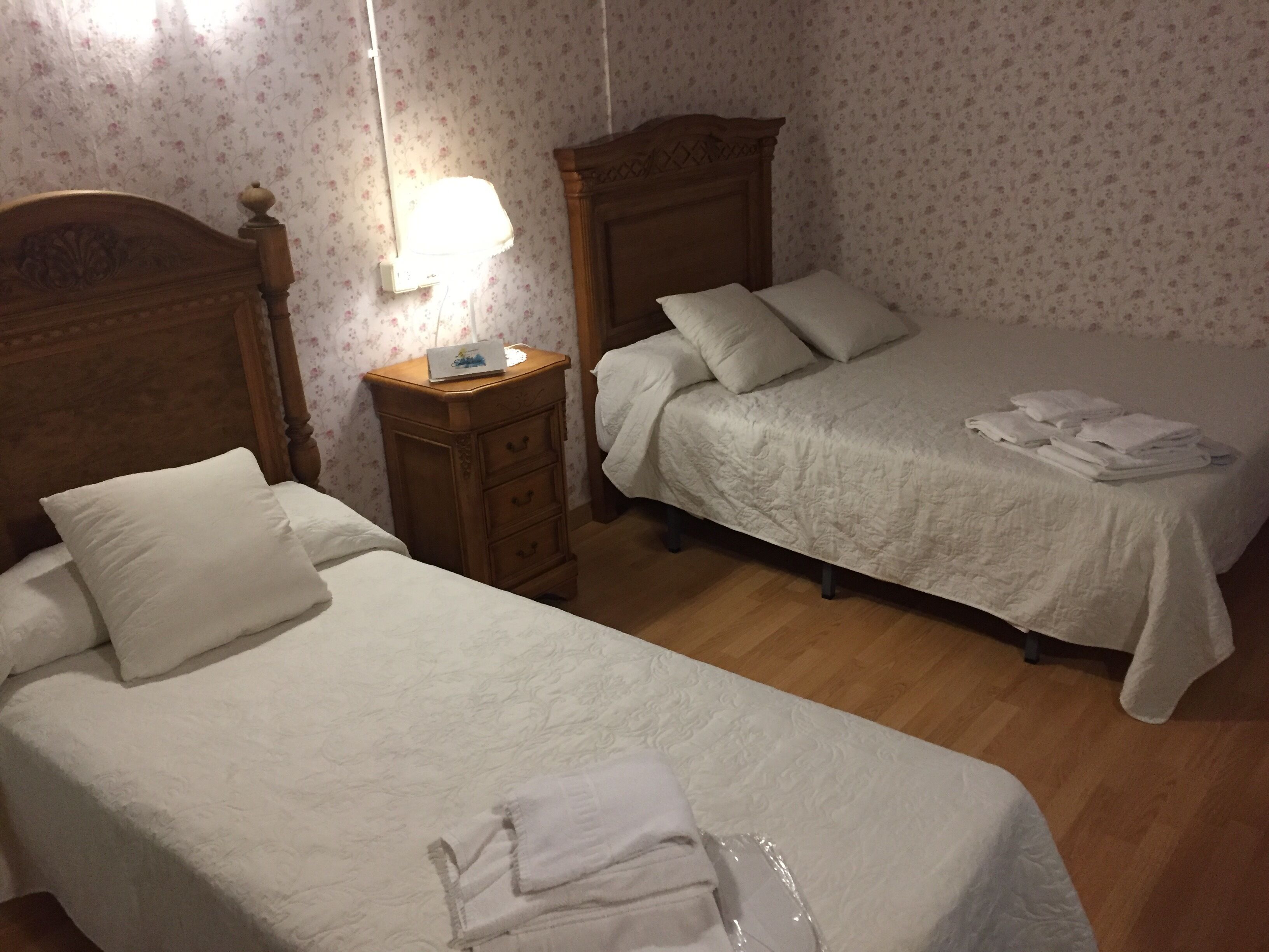 Habitación triple estándar | Edredones de plumas, escritorio, wifi gratis y ropa de cama