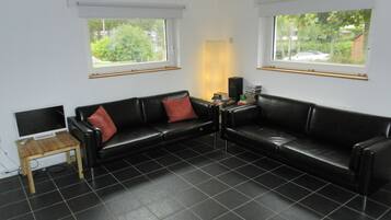 House, 3 Bedrooms | Living room | Flat-screen TV, DVD player