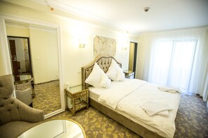 Apartamento executivo, para não fumantes, sacada | Cofres nos quartos, individualmente decorados