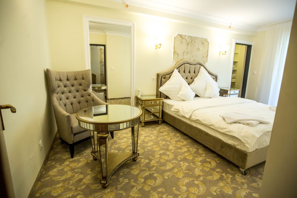 In-room safe, desk, soundproofing, WiFi (free)