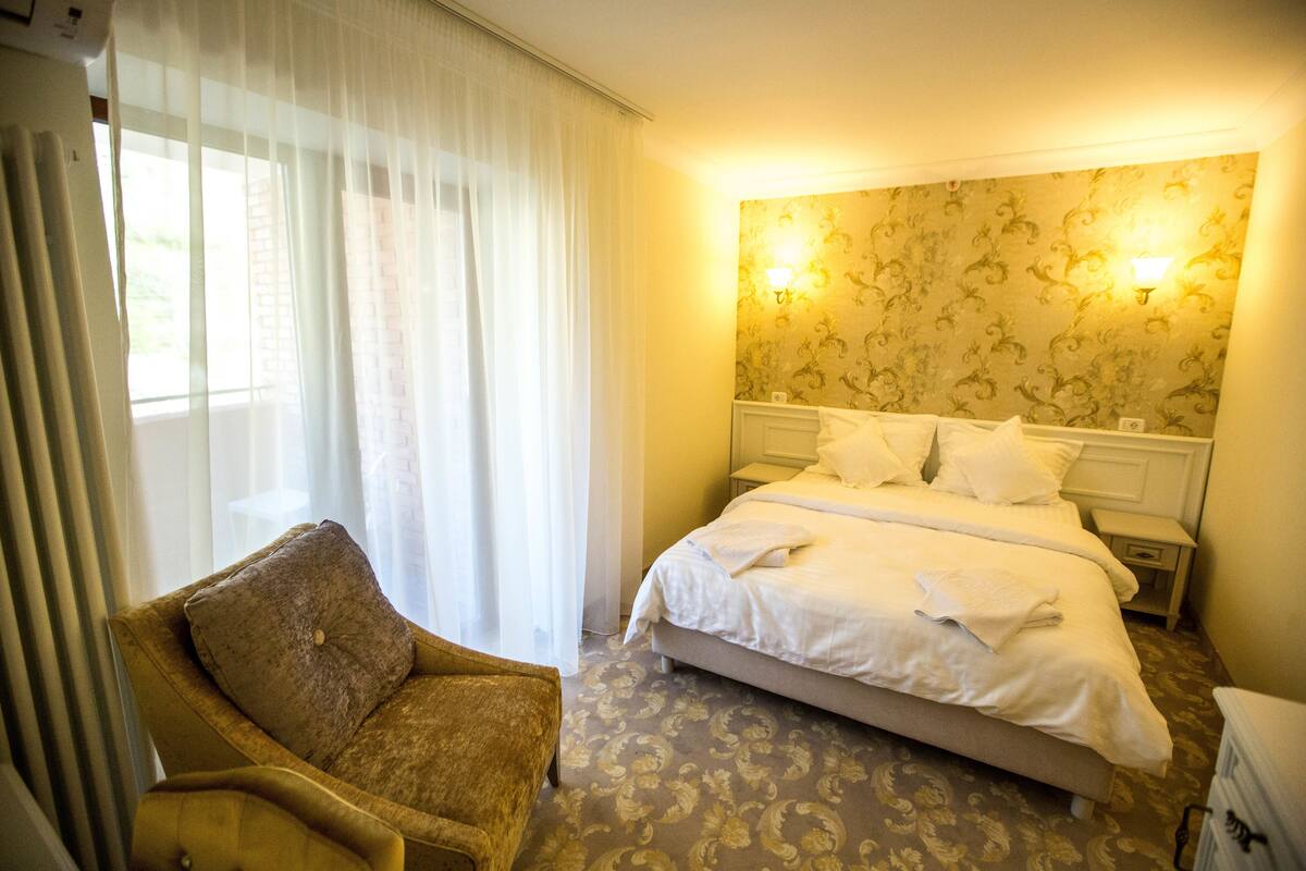 In-room safe, desk, soundproofing, WiFi (free)