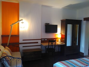 Habitación triple Confort, varias camas, no fumadores | Cortinas opacas, sistema de insonorización, wifi gratis y ropa de cama