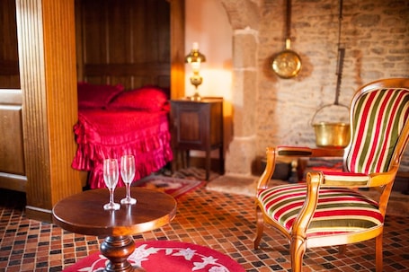 Individually decorated, individually furnished, desk, iron/ironing board. Logis le Manoir de la Foulerie