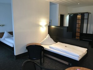 Escritorio, tabla de planchar con plancha, wifi gratis y ropa de cama 