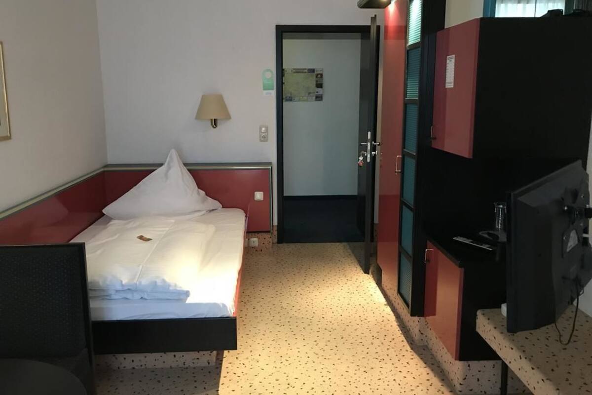 Työpöytä, silitysrauta/-lauta, ilmainen Wi-Fi, vuodevaatteet