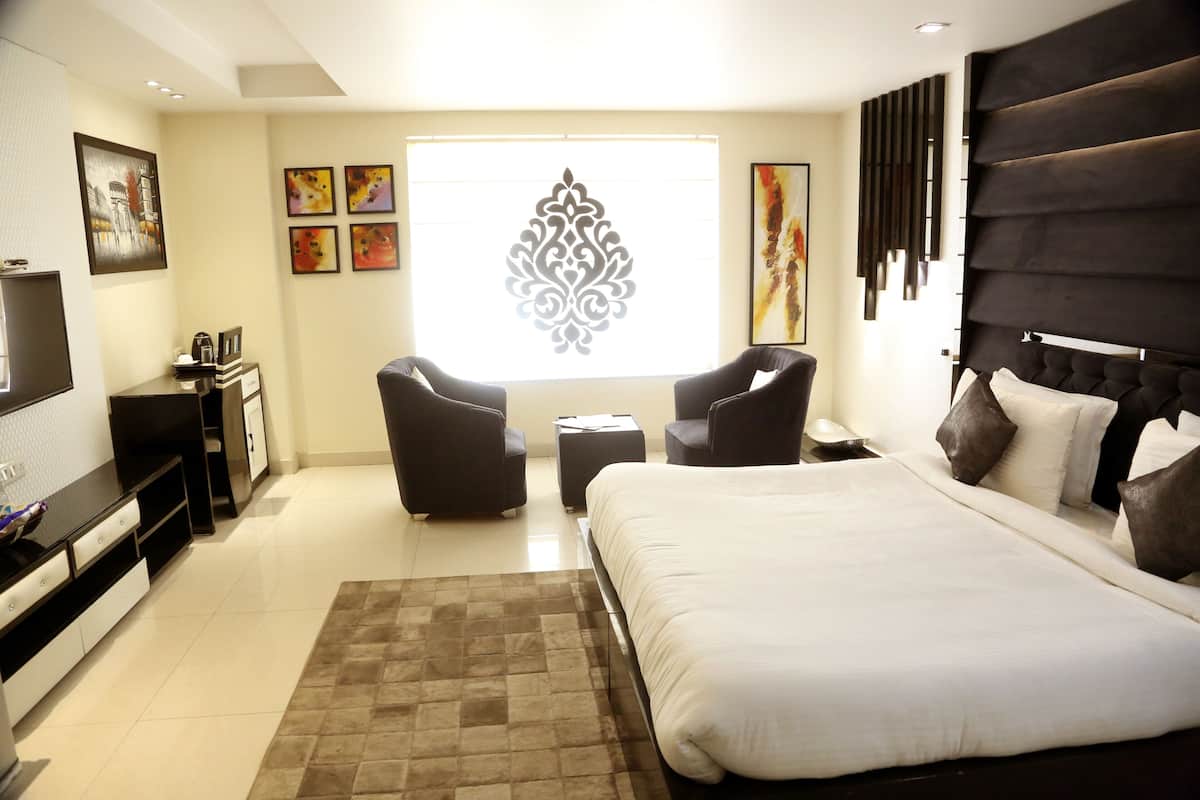 Royal Double Room, Non Smoking | Minibar, individually furnished, desk, soundproofing