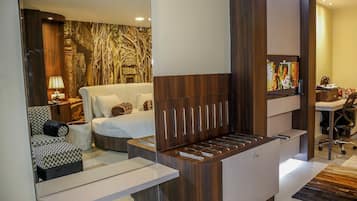 Royal Double Room, Non Smoking | Minibar, individually furnished, desk, soundproofing