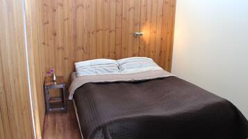 Cabane, 2 chambres, vue montagne | 2 chambres, rideaux occultants, fer et planche Ă repasser