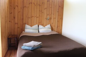 Cabane, 2 chambres, vue montagne | 2 chambres, rideaux occultants, fer et planche à repasser