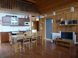 小屋, 2 間臥室, 山景 | 起居區 | 智慧型電視、壁爐、 DVD 播放機