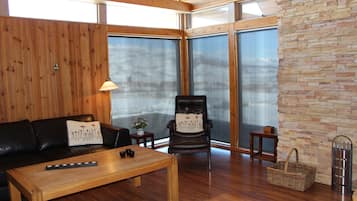 Kabin, 2 kamar tidur, pemandangan gunung | Area keluarga | Smart TV, perapian, dan pemutar DVD