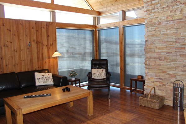 Cabane, 2 chambres, vue montagne | Coin séjour | TV connectée, cheminée, lecteur de DVD