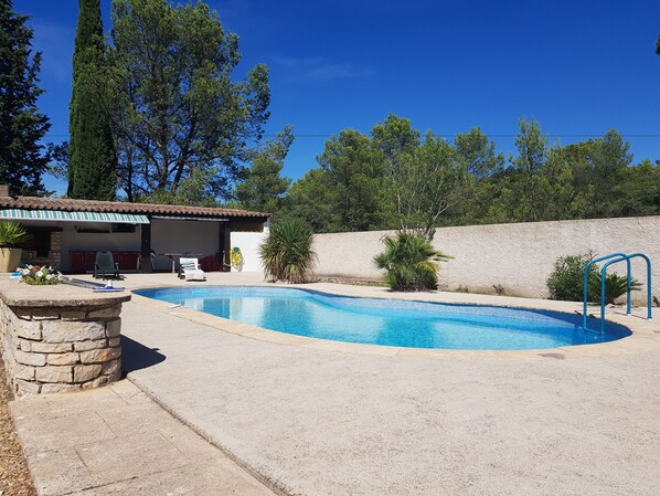 Piscine extérieure (ouverte en saison), chaises longues