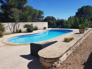 Piscine extérieure (ouverte en saison), chaises longues