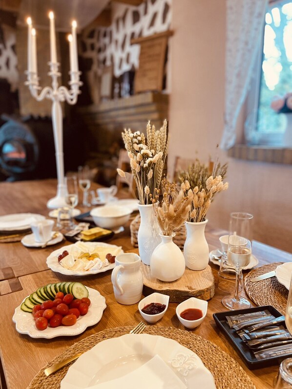 Desayuno buffet (EUR 9.50 por persona)