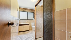 Shower - Grandview Apartment - Ocean Views (KIANGA)