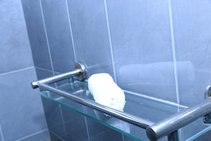 Shower, hair dryer, towels - A premium boutique with four bedrooms with four attached bathromoms. (Kattuwa)