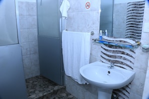 Een douche, een haardroger, handdoeken