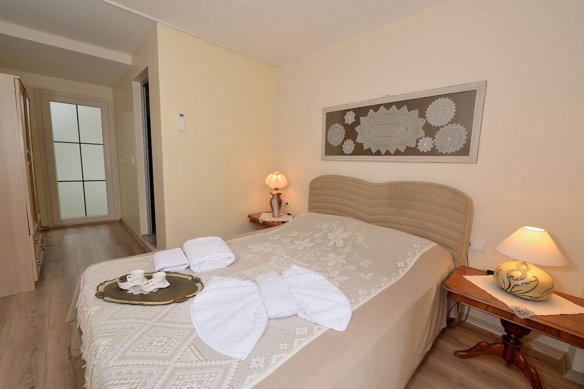 Standard Double Room, 1 Double Bed, Ground Floor (05) | 1 bedroom, minibar, individually decorated, individually furnished