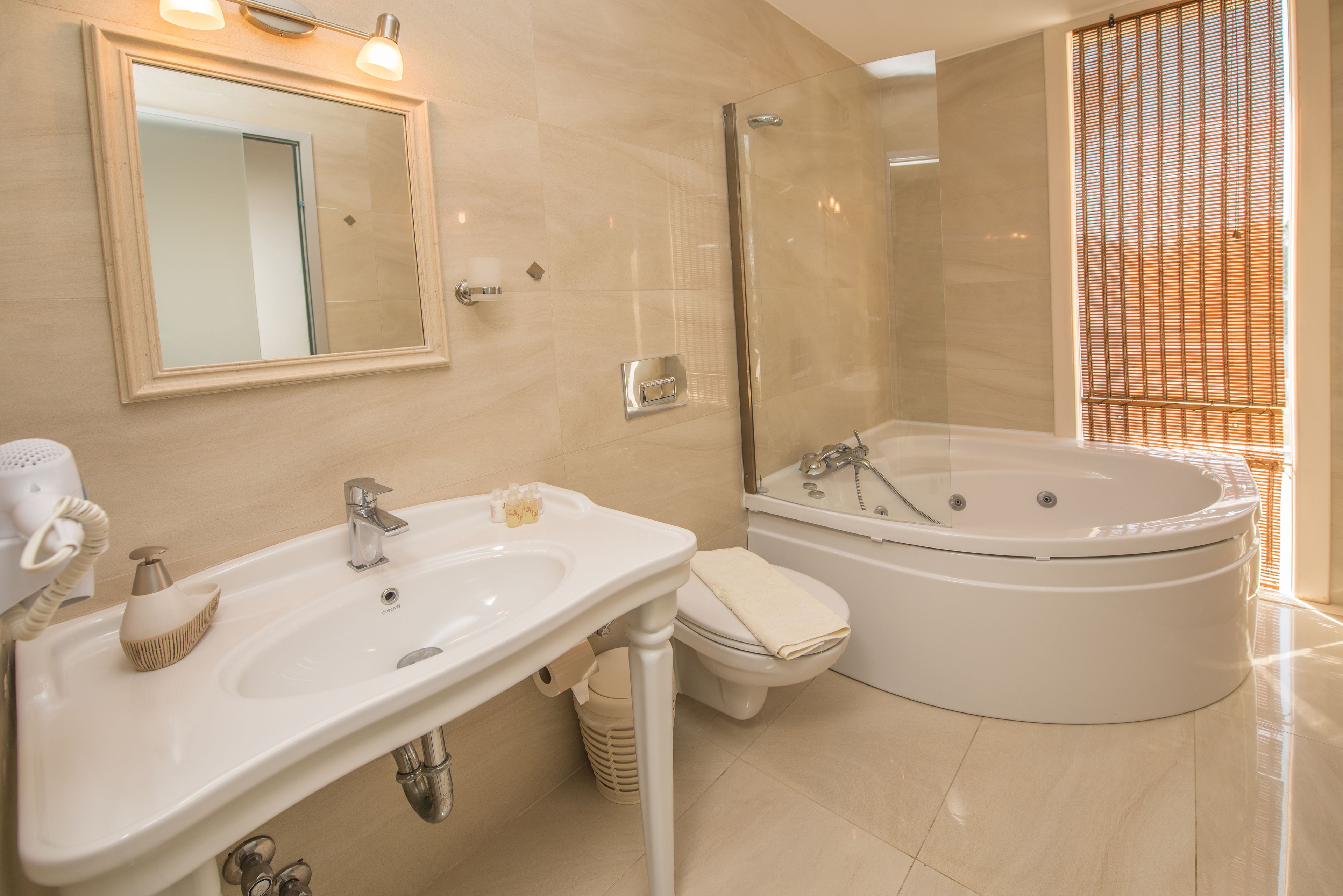 deluxe suite, balcony, sea view (09) | bathroom | shower, free toiletries, hair dryer, towels
