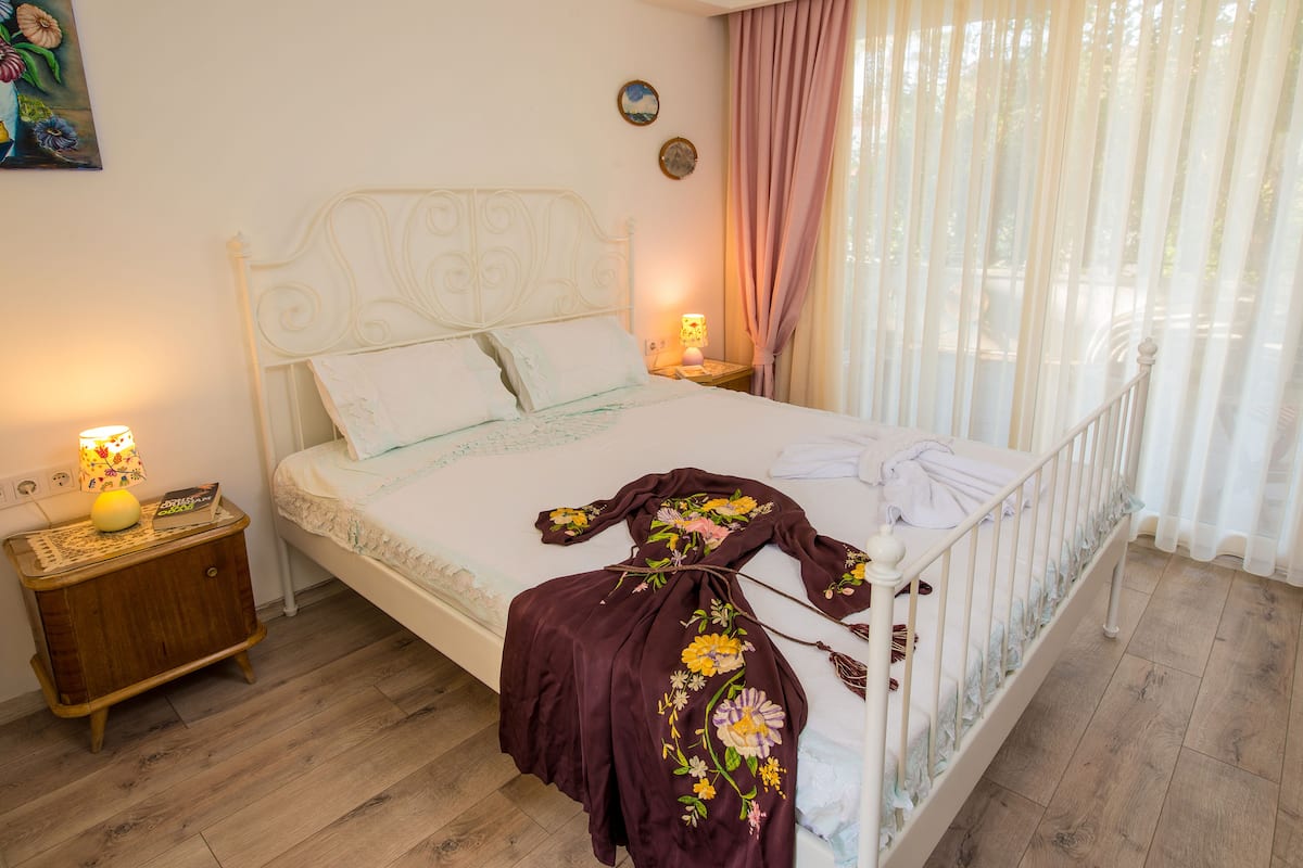 Standard Double Room, 1 Double Bed, Ground Floor (04) | 1 bedroom, minibar, individually decorated, individually furnished