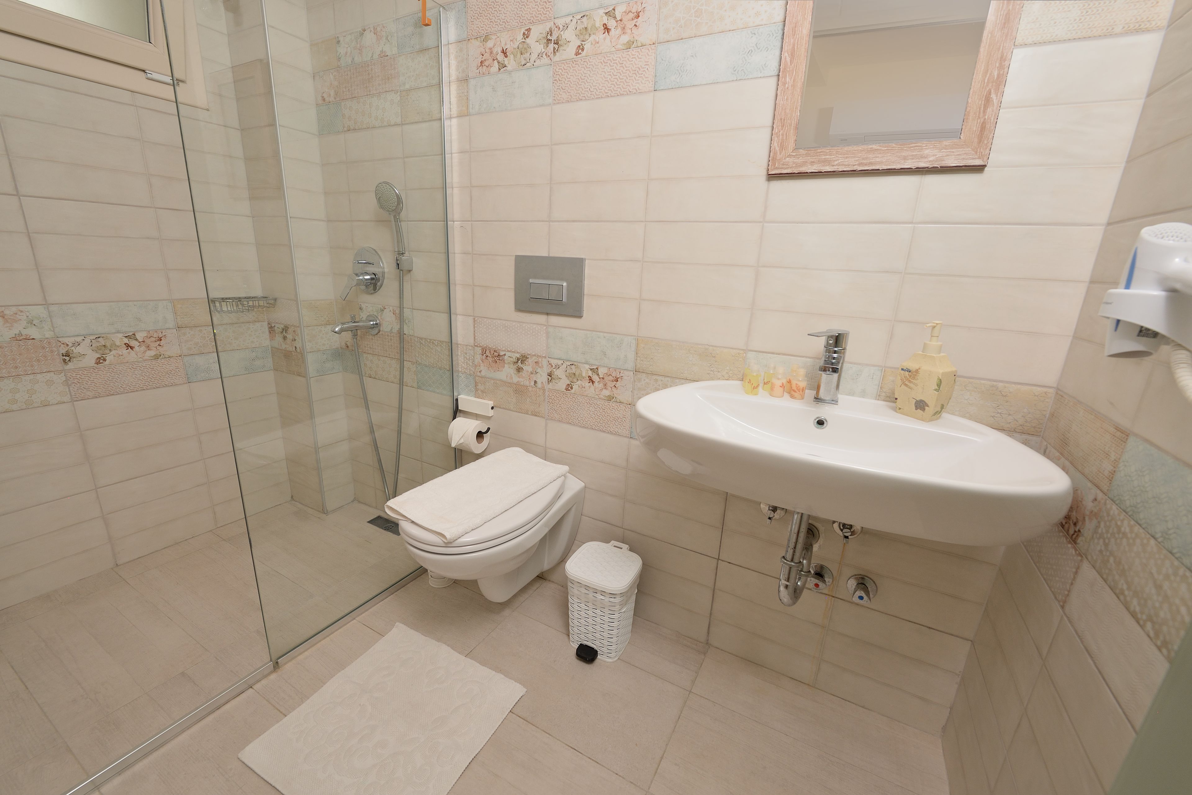 economy single room, 1 double bed, ground floor (01) | bathroom | shower, free toiletries, hair dryer, towels