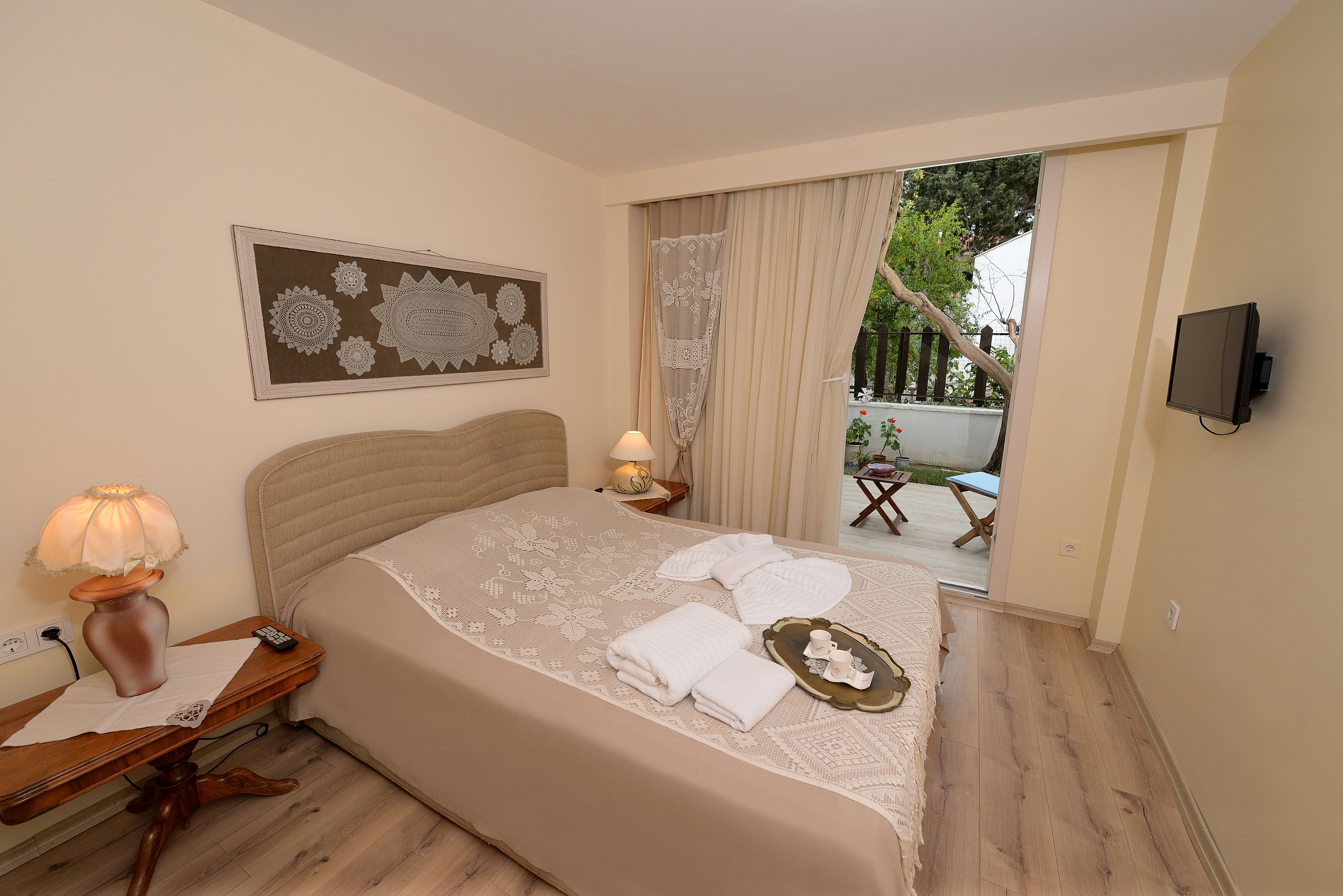 standard double room, 1 double bed, ground floor (05) | 1 bedroom, minibar, individually decorated, individually furnished