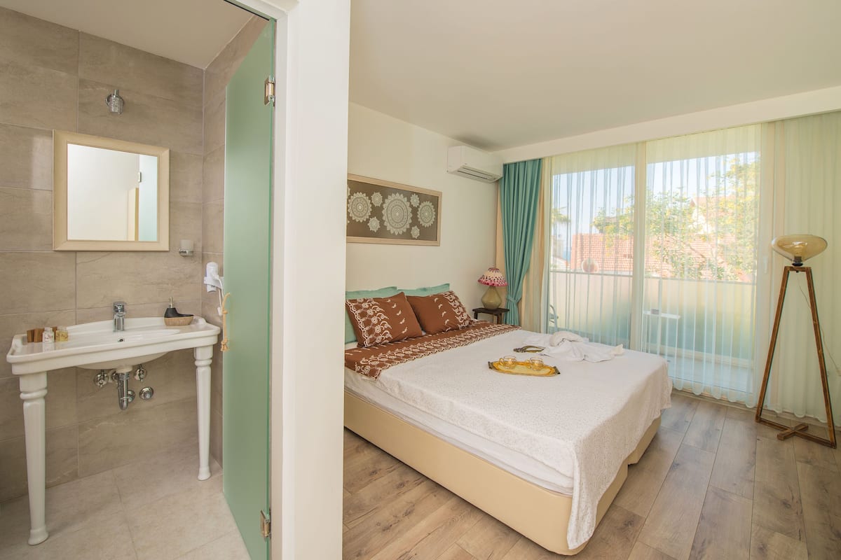 Standard Room, 1 Queen Bed, Balcony, Sea Facing (11) | 1 bedroom, minibar, individually decorated, individually furnished
