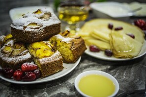 Free daily buffet breakfast