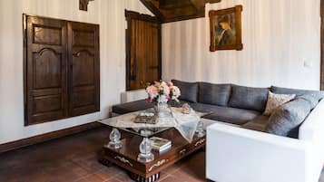 Quarto casal econômico | Área de estar no saguão
