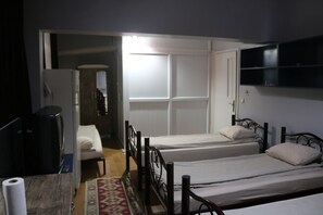 Premium bedding, desk, laptop workspace, iron/ironing board - Konya Zafer Pansiyon - Hostel (Konya)