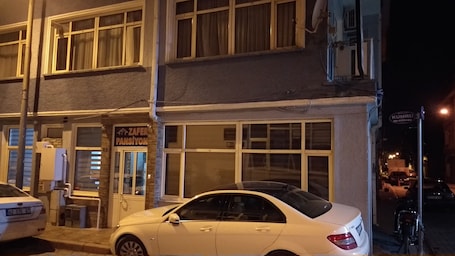 Fachada de la propiedad por la tarde o noche