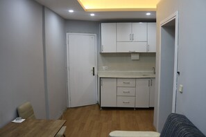 Deluxe Suite, City View | Premium bedding, desk, laptop workspace, iron/ironing board - Konya Zafer Pansiyon - Hostel (Konya)