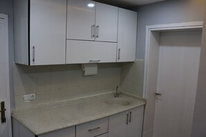 Phòng Suite Deluxe, quang cảnh thành phố | Bếp riêng | Tủ lạnh, bếp nấu, gia vị, dụng cụ vệ sinh 