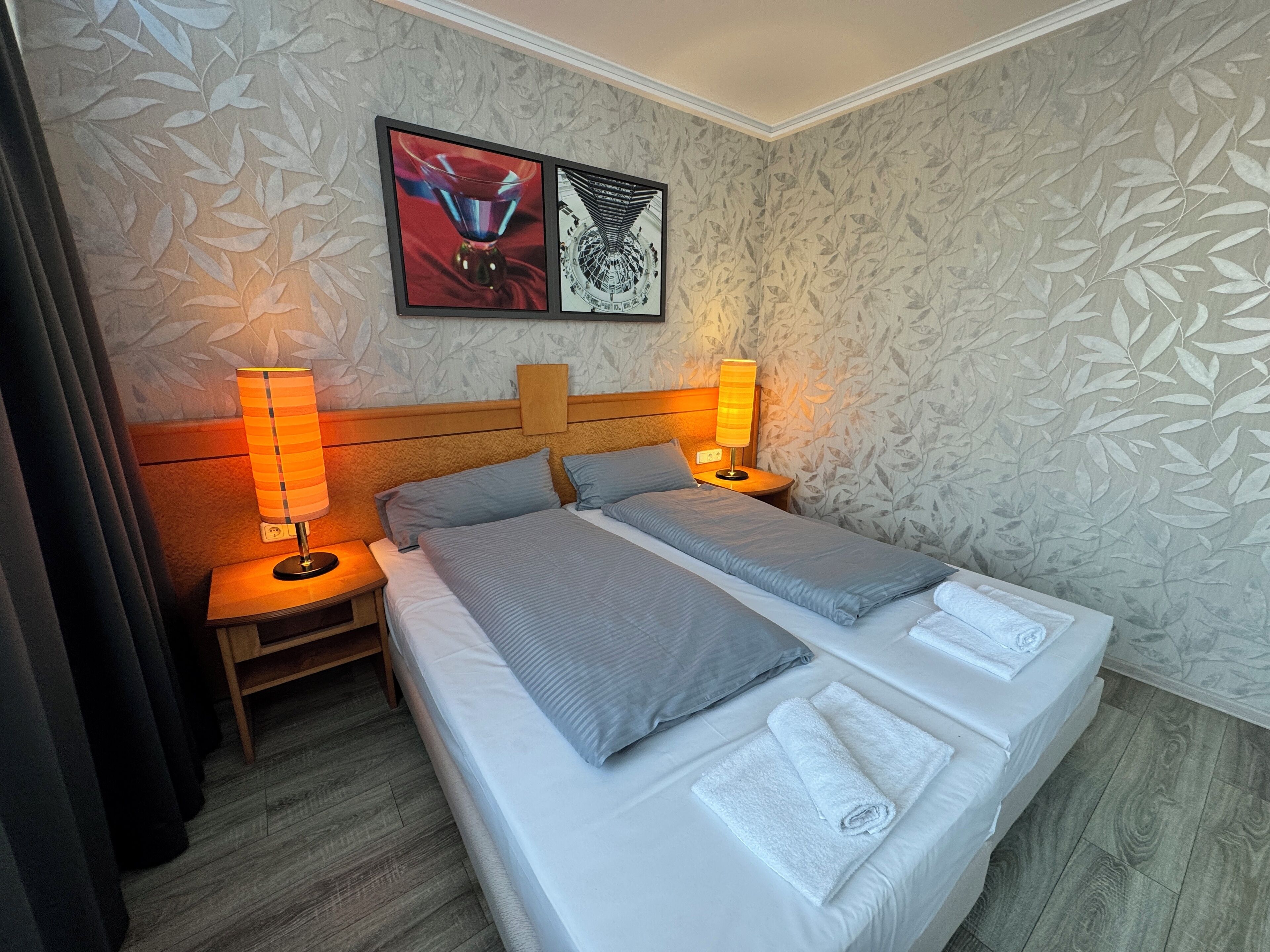 Comfort-Doppel- oder -Zweibettzimmer | Schreibtisch, kostenlose Babybetten, Zustellbetten, kostenloses WLAN