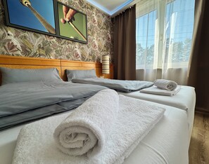 Standard-Doppel- oder -Zweibettzimmer | Schreibtisch, kostenlose Babybetten, Zustellbetten, kostenloses WLAN