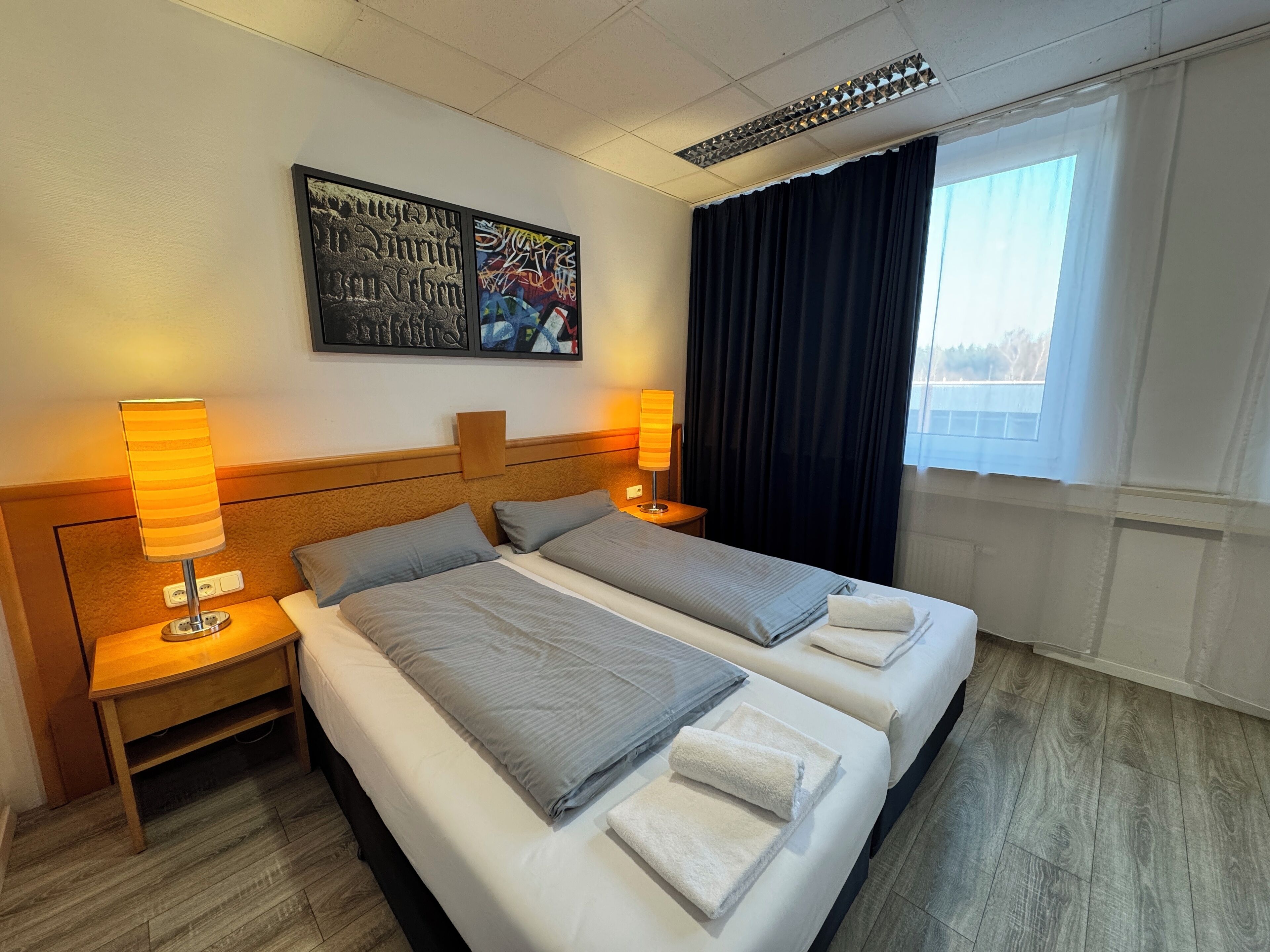 Standard-Doppel- oder -Zweibettzimmer | Schreibtisch, kostenlose Babybetten, Zustellbetten, kostenloses WLAN