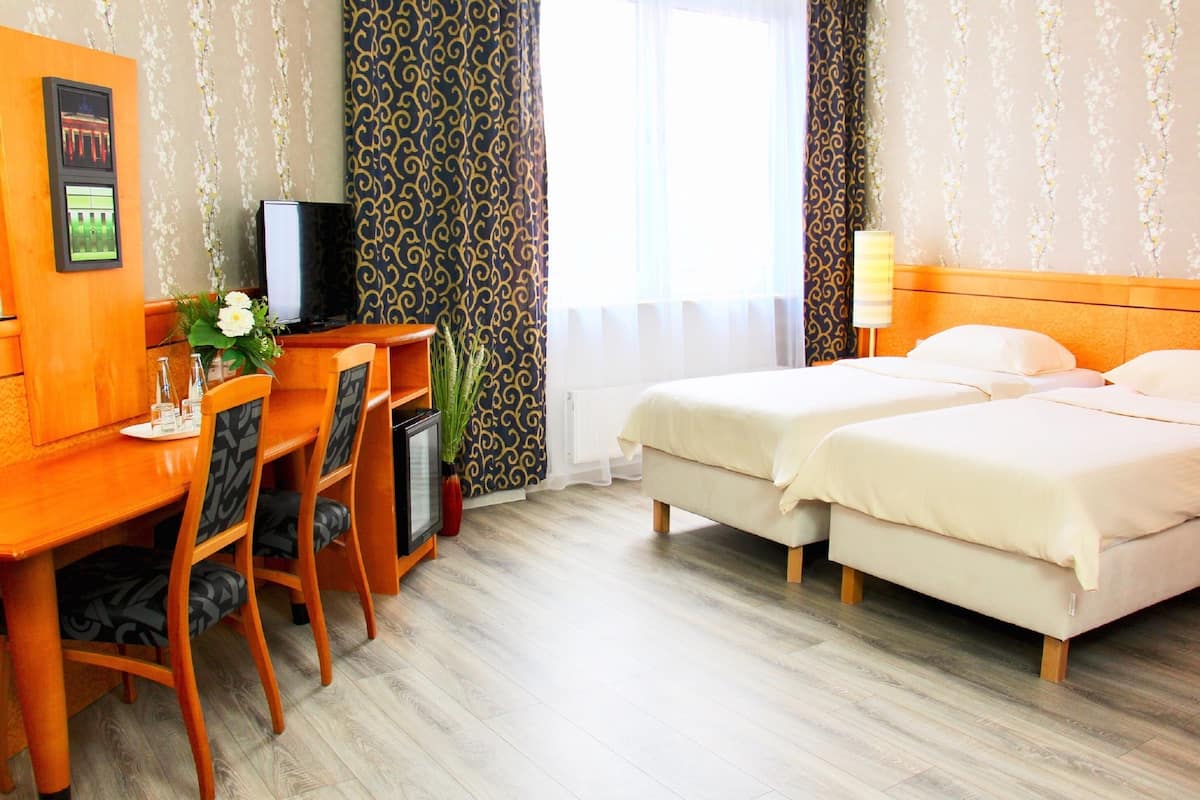 Double or Twin Room | Meja, katil bayi mudah alih, Wi-fi percuma, cadar katil
