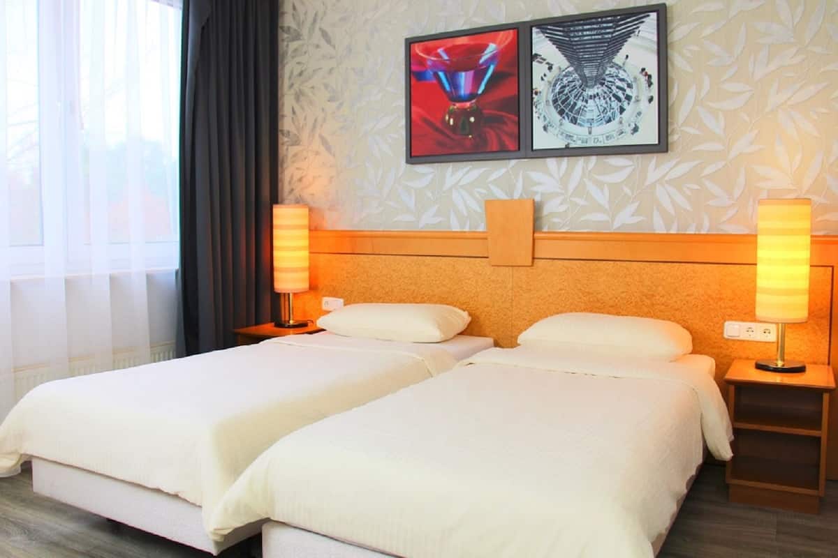Deluxe Double or Twin Room | Meja, katil bayi mudah alih, Wi-fi percuma, cadar katil