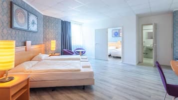 Habitación cuádruple clásica | Escritorio, wifi gratis y ropa de cama